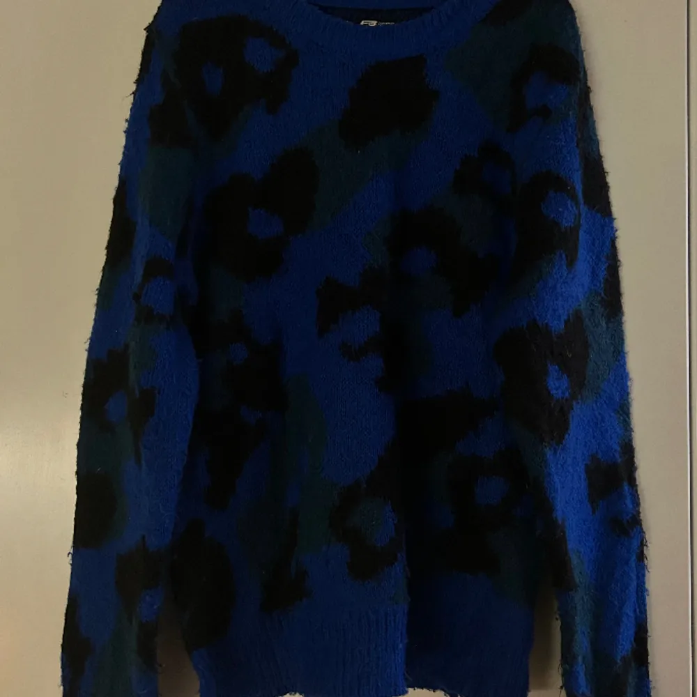 Säljer nu denna superfina multifärgade & stickade leopardtröja då den tyvärr inte längre kommer till någon användning. Vid snabb affär kan jag tänka mig att gå ner i pris!🤍Vid frågor är det bara att kontakta🤍. Neuleet.