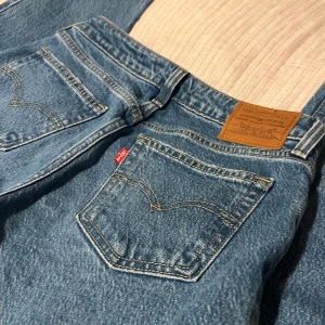 Blåa jeans från Levis - Säljer nu dessa väldigt snygga jeansen från Levis! De är helt oanvända då de är aningen för små för mig, modellen heter ”Low Pitch Straight” 🌺