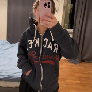 Zip hoodie - Blå Iconic Sport hoodie med dragkedja. Storlek L men sitter som på bilden på mig som vanligtvis har storlek xs-s. Priset kan diskuteras💕