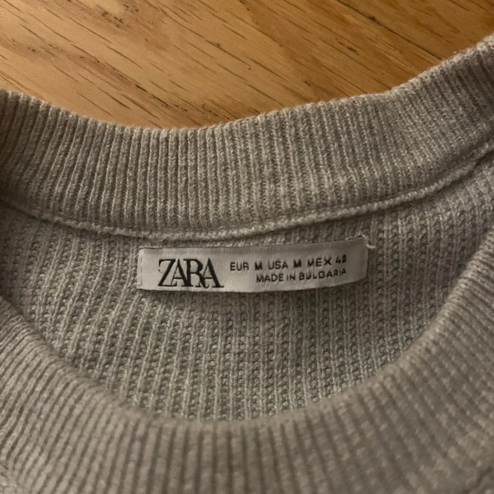 Tjenare säljer nu denna stickade Zara tröja. Storleken är M men passar S. Den är väldigt fin och i bra skick. Köpt på Zarah hemsida! Tveka inte på att pruta. Stickat.
