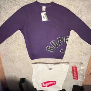 Supreme x Nike  - Säljer denna nike supreme tröjan som även ingår med tillbehör (supreme kasse) Den är riktigt skön men baggy