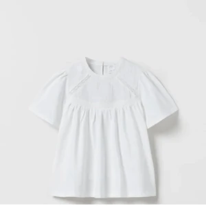 Gullig zara blus - Fin vit zara blus! Den är från barnavdelningen och är för 12-14 åringar!🤍🤍🤍