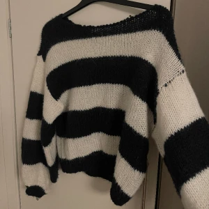Stickad tröja från Vila - Stickad randig tröja från Vila i stl S💙 Jätte söt på, näst intill oanvänd 