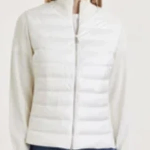Vit moncler jacka - Har använt denna 2-3 gånger den är i nytt skick säljer pga att den inte kommer till någon användning och inte kommer komma till mer användning! 