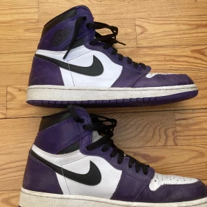 jordan 1 court purple - Säljer mina jordan 1 court purples pga att dom inte passar. använda ett par gånger men förövrigt bra skick. Skriv till mig för fler bilder. Pris kan diskuteras