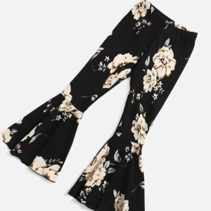 Utsvängda byxor  - Super söta blommiga byxor! 