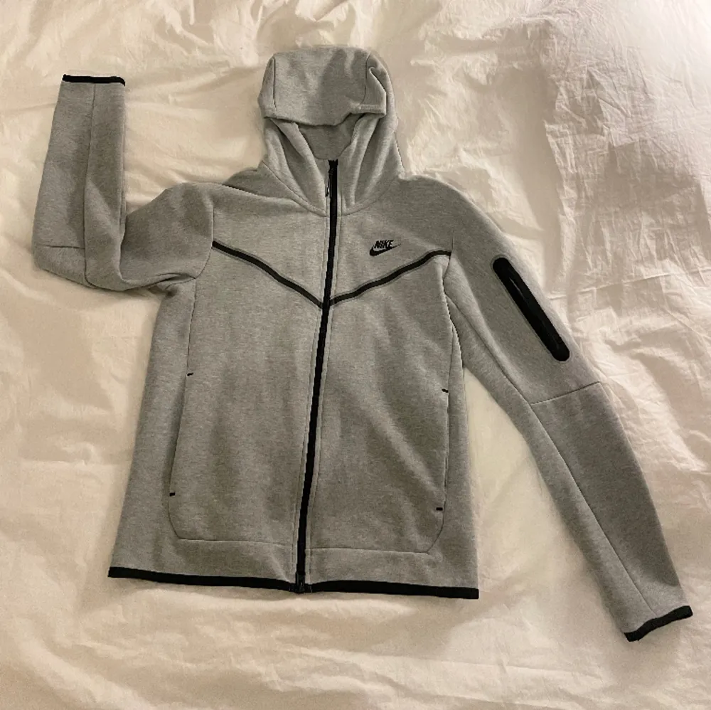Denna zip hoodie är från Nike och är i storlek S. Jag säljer denna då jag inte längre använder den. På tröjans ärm finns en dragkedja som saknar drag-delen, bortsett från detta är plagget välskött.. Hoodies.