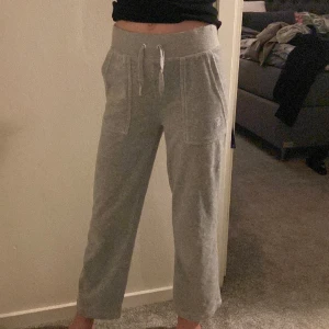 Juicy couture Xxs  - Säljer mina juice byxor för den är för säljer mina juicy byxor för är korta för mig. Dem är upp syda så dem är lite korta men passar dig som är lite kortare knappt använda. Hör av dig till mig innan du trycker på köp 🪩💋