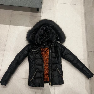 Rockandblue Svart jacka - I väldigt bra skick och bra i storleken. Även riktigt varm och skön till vintern/hösten.