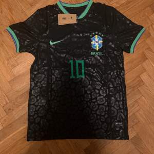 Säljer en helt ny, oanvänd Neymar på ryggen Brasilien tröja från säsongen 22/23