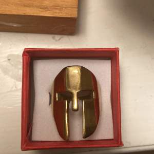 Säljer denna jätte fina guldiga ringen i rostfritt stål, säljer pågrund av att den inte används så mycket.