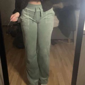 JUICY BYXOR - Säljer mina juicy byxor köpa på deras hemsida för ungefär 6 månader sen. Säljer pga att dom ej kommer till använding. Kontakta mig för fler bilder eller frågor