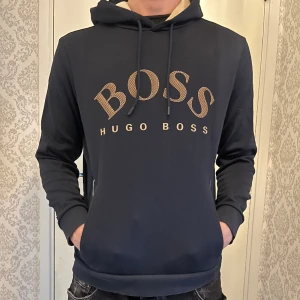 Hugo boss hoodie - Hugo boss hoodie i väldigt fint skick