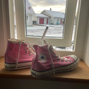 Converse - Säljer dessa as coola conversen som tyvärr inte kommer till användning. Storlek 35 och 22cm o längd. Skriv vid frågor! 
