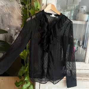 Blus - Svart blus med volanger framtid🌸 storlek 34