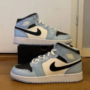 Jordan 1 mid ice blue - Slutsålda - Hej alla skoälskare! jag säljer några Nike Jordan 1 mid Ice Blue. Storlekar som finns: 40/39/38.5/37.5/36.5. Alla är oanvända (DS) och inköpta från  Zalando .SE   Har flera referenser sen innan. Kan mötas i Örebro alternativt frakta på köparens bekostnad.