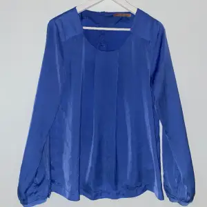 Säljer denna sköna blus! Den är i storlek L men sitter som en S. Jätteskönt material!