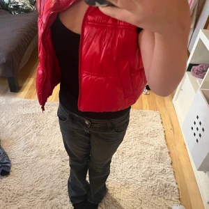 Röd väst man kan ha när det är medel varmt!  - Röd snygg bäst, bra skick andvänd 2 ggr. Tvättad, 