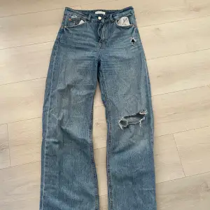Högmidjade jeans från H&M. Jeansen är vida med hål. Jätte fina men kommer inte till andvändning. Kom privat för mer bilder!!