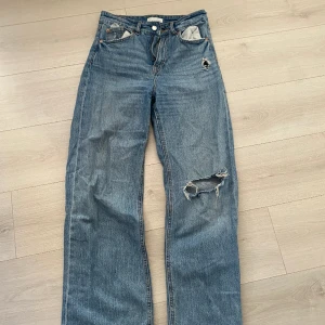 Jeans - Högmidjade jeans från H&M. Jeansen är vida med hål. Jätte fina men kommer inte till andvändning. Kom privat för mer bilder!!