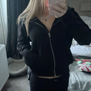 Zip up - Perfket basic zip up/munkjacka. Typ aldirg använd. Står m men skulle säga s 