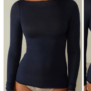 Intimissimi tröja storlek S - Säljer min marinblåa intimissimi tröja i storlek S då den inte är i min storlek. Skulle säga att tröjan är lite stor i storleken❤️ köpte tröjan på Plick för tröjan var för liten för tjejen som jag köpte av men den är som ny, absolut inga skador!❤️