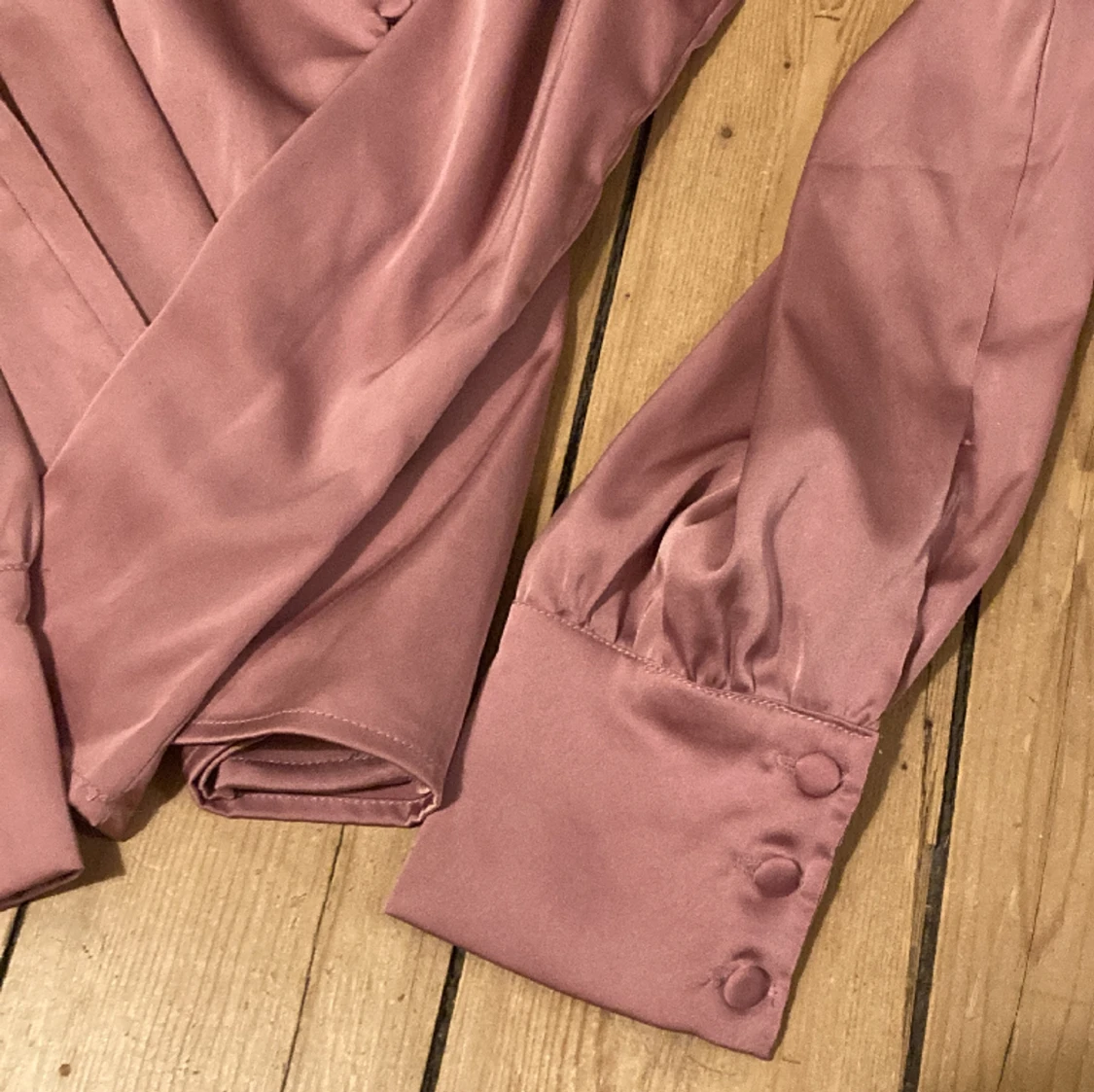 Rosa blus med vackra detaljer - 90