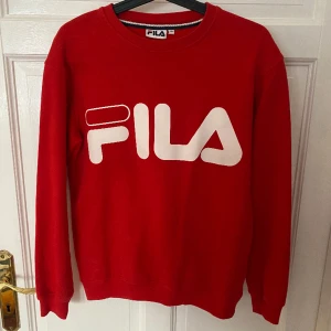 Fila tröja - Röd Fila tröja i väldigt bra skick! Storlek XS🤍