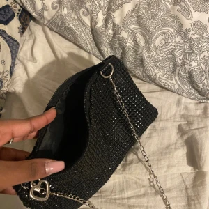 Glittrig axelbandsväska - Superfin glittrig väska som jag fick i julklapp häromdan,axelbandet går att ändra storlek på och allt är i nytt skick💞