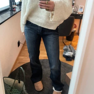 Lågmidjade jeans - Lågmidjade mörkblå jeans ifrån Lee. Fint skick.💓💓 Midjemått rakt över: 42 cm. Innerbenslängd: 79 cm. Stor garderobsrensning så säljer även många andra lågmidjade jeans & byxor!!😚💓🪩