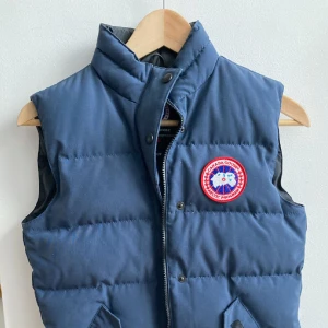 Canada goose väst - Perfekt nu under kalla dagar! Knappt använd. Säljer då jag ej kommer vara i kylan mer ❤️❄️ strl: XS