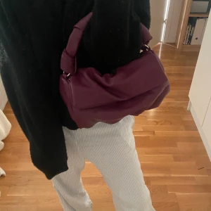 Väska - Lila handväska, helt oanvänd