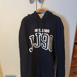 Hoodie - Helt oanvönd, large fast sitter som en medium
