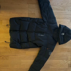 Sail racing jacka - Jag säljer min sailracing jacka eftersom den inte kommer till användning. Den saknar defekter och är gott skick. 