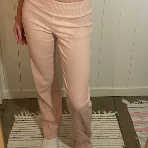 Rosa lounge byxor  - Jättesköna pastell rosa byxor från soc, väldigt stechiga och låhmidjade i modellen🤍passar mig bra som är xs/s.