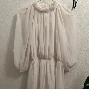 Jättefin vit klänning  - Perfekt till student eller liknande! Nästan som ny!