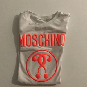 Moschino tröja vit orange - Riktigt fet moschino tröja säljer pg den inte passar min lille bror 9-10 ålder ord pris 849kr mitt pris 400kr vit orange