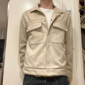 Overshirt Bershka - Tja! Säljer nu denna sjukt snygga overshirt från Bershka i storlek S men passar även xs. Den passar perfekt nu inför våren/slutet av vintern. Den är aldrig använda, skick 10/10. Vid fler frågor/bilder tveka inte på att skriva!