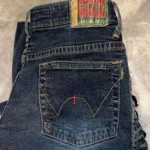 GAZOZ jeans lågmidjade - Mörkblåa vintage gazoz jeans lågmidjade med bootcut, bra skick storlek 26 motvarar ungefär (S) skulle jag säga skriv för mer bilder eller information 😊💕