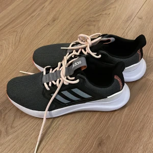 Träningsskor - Adidas träningsskor, tyvärr passar de inte mig 