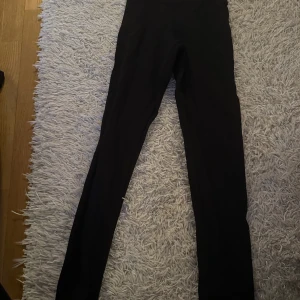Gina tricot tights - Säljer dessa tights från Gina tricot som både går att använda till vardags men även till träning i storlek XS.