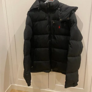 Ralph lauren jacka - Säljer nu min Ralph Lauren jacka i storlek M. Cond 9/10 hör av er om några frågor!