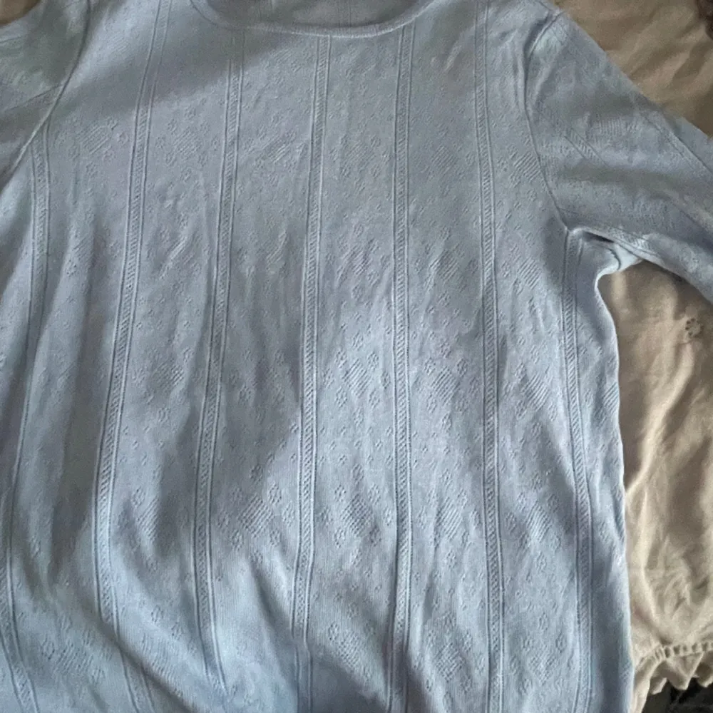 säljer min ljusblåa långärmade tröja helt oanvänd och har tyvärr inte har fått någon användning🩵. Tröjor & Koftor.