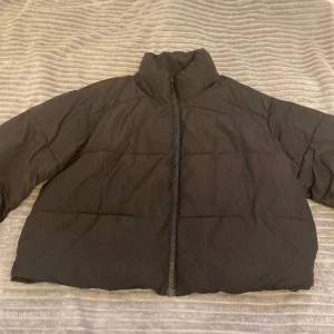 Jacka  - En fin jacka från Vero Moda sällan änvänd och i mycket bra kvalitet nypris 600 pris kan diskuteras 