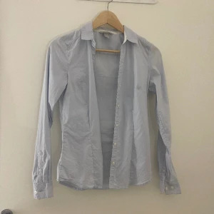 Skjorta  - Skjorta från H&M. Väldigt fint skick