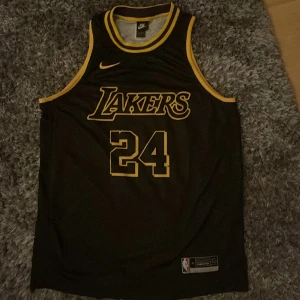 Baskettröja - Kobebryant tröja i storlek XL