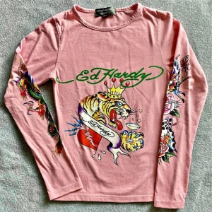 Ed hardy tröja  - Använt ett par gånger är i bra skick skriv om intresse <3