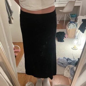 Lång kjol - Lång kjol ifrån Lindex, som bara används 1-2 gånger. Jätte fin men kommer en till använding då jag önskat den längre. Den är i storlek 146/152 men skulle passa xxs/xs/s beroende på hur du vill att den sitter. Säljer för 90+frakt