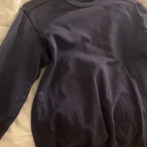 Stone island tröja - Blå Stone island törja, inga vidare slitningar eller missgärningar fint skick, köpt på Jupiter för 2900. Kan gå ner i pris vid snabb affär.