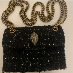Kurt geiger väska - Säljer min svarta Kurt geiger väska. Jag köpte den från plick för ett tag sen men de har inte kommit till så mycket användning. Bilderna är från förra ägaren, om du vill se mer bilder är de bara att skriva💗pris kan diskuteras! 